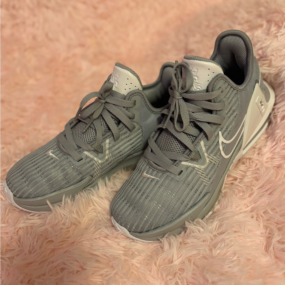 Nike LeBron Witness VI Basketball Shoes Men’s 6.5/Women’s 8.5